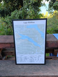 Mapa IGM Lago Riñihue con marco negro, fotografiado frente al lago Riñihue, Región de Los Ríos