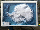 Mapa The Antarctic Regions del Times Atlas con relieve batimétrico, vista polar del continente antártico y océano austral
