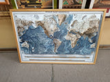 Maqueta World Bathy-Orographical con marco de madera, relieve topográfico y batimétrico del mundo en colores dorados y azules