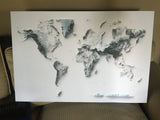Maqueta relieve 3D Mapa Mundi con marco negro, representación tridimensional de continentes y océanos en blanco y negro