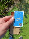 Trekking en Santiago, tarjeta azul con QR y caja de madera Mapas del Sur